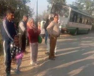 Dehra: HRTC bus running on Faridabad-Jasur route of Dehra Depot suddenly broke down