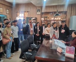 SFI handed over memorandum to Pracharya regarding demands