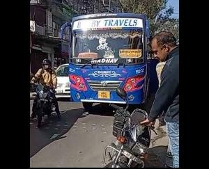 Hamirpur: Heavy collision between private bus and motorcycle in Nadaun, bike driver injured