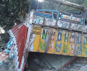 Truck collided with mango tree in Kaloha, driver died