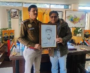 Surjit Thakur presented his portrait sketch to SP Kangra