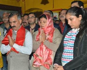Chief Minister offered prayers at Jakhu temple