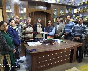 Dhundan school gave 21000 aid amount to Priyanshi's father Neel Kamal