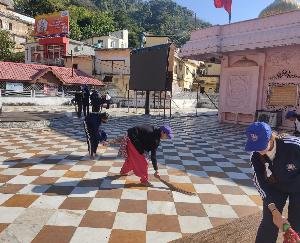 Volunteers of Bal School Jwalamukhi cleaned the Jwalamukhi Temple