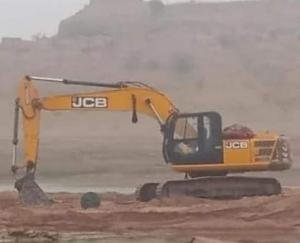 Indora police caught poklen doing illegal mining