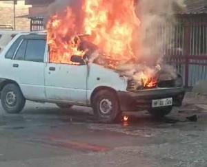 Fire broke out in a moving car in front of the post office, fierce flames created panic