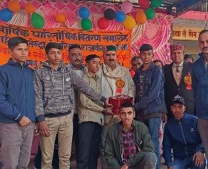 Indra Dutt Lakhanpal distributed prizes to the meritorious students of Sohari School