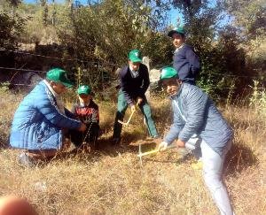 पेड़ पौधों की देख रेख का वरिष्ठ माध्यमिक विद्यालय घनागुघाट के विद्यार्थियों ने लिया ज़िमा
