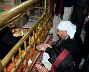 Agriculture Minister Chaudhary Chandra Kumar bowed down in the court of Mata Jwala