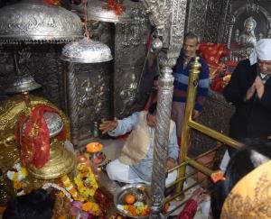 Agriculture Minister Chaudhary Chandra Kumar bowed his head at Shri Bajreshwari Temple