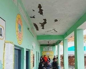 Ceiling plaster fell on the heads of students in Jujpur school, students narrowly escaped