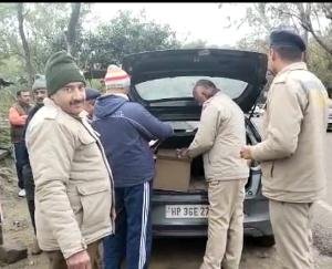 Police caught 8 boxes of illegal country liquor in Haripur Dosadka