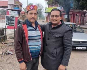 Dayal Yuvak Mandal honored photographer Rakesh Kumar for his bravery