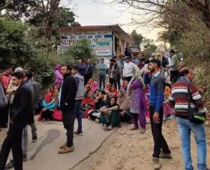 Villagers did chakka jam due to road problem