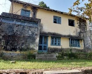 इंदौरा : आयुवेर्दिक अस्पताल डैंक्वा के भवन की हालत खस्ता, नशेड़ियों का बना अड्डा