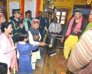 Governor bowed his head at Jakhu temple