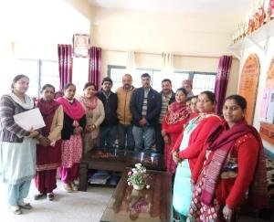 कुनिहार में विद्यालय प्रबन्धन समिती व विद्यालय के शिक्षक वर्ग की एक सँयुक्त बैठक का आयोजन किया 