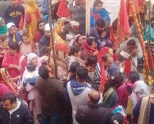 पालमपुर : होली कमेटी घुग्गर ने कालीबाड़ी मंदिर में चढा़या झंडा 