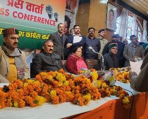  Hundreds of Pachhad workers met the Chief Minister at Rajiv Bhawan, Shimla.