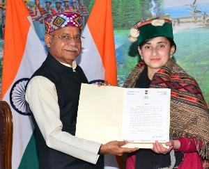 The Governor honored the winner of National Youth Parliament Festival