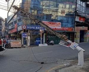 Big accident in Hamirpur, overload truck collided with electric pole