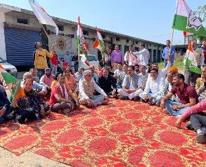 Indora: -Block- Congress- Committee- Indora- demonstrated -against- the- central -BJP- government- for- giving unauthorized loan to Adani