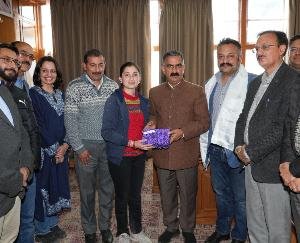 The Chief Minister felicitated the winner of the Youth Parliament Competition, Aastha Sharma