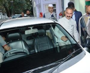 Chief-Minister-reached-Vidhansabha-in-Alto-car