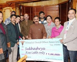 A delegation of Himachal Dental Officer Association presents a cheque of Rs 5 lakh for Mukhyamantri Sukh Aashray Kosh to Chief Minister Thakur Sukhvinder Singh Sukhu, here today
