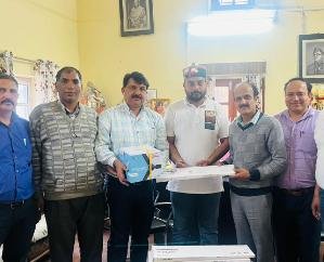 Dehra: Zilla Parishad Ishan Sharma gave fans to government schools