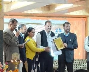 Darlaghat: Excellent SMC Award to Primary School Bareilly