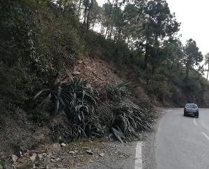 5 महीनों से नहीं उठाया है मलबा, किसी बड़ी दुर्घटना का इंतज़ार कर रहा विभाग