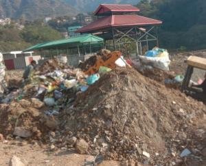 पिछले एक महीने से कूड़े को फेंकने का ठिकाना विवादास्पद
