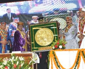 The President presented gold medals to meritorious students at the 26th convocation of HPU