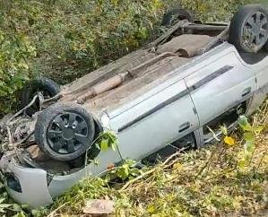 Jaswan Paragpur: Car overturned on the roadside in Sansarpur Terrace, two injured