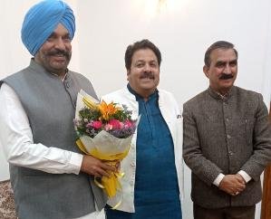 Shimla: CM welcomed State Congress in-charge Shukla in Oak Over