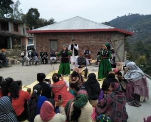 गीत-संगीत व नुक्कड़ नाटकों से बताई सरकार की कल्याणकारी योजनाएं