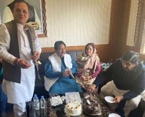Shimla: Congress General Secretary Devendra Bushehri's birthday celebrated at Rajiv Bhawan