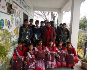 रेखा राठौर ने 60 स्कूली बच्चों को निशुल्क स्वेटर किए वितरित