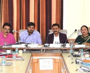 Solan: Officers should ensure timely completion of various works: Ramesh Thakur