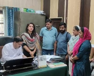 Indora: Troubled by the intervention of Pradhan's husband, representatives of Batrahan will give joint resignation           1111 111  1111 111