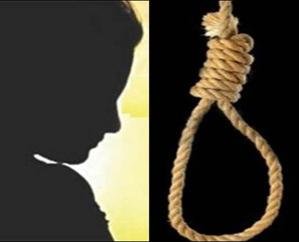 Fatehpur: Woman commits suicide by hanging herself from a tree in Thehad