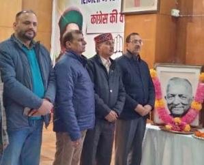  Shimla: Congress leaders paid tribute to Himachal producer Dr. Parmar