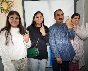 Shimla: Chief Minister Sukhu voted in Chhota Shimla.
