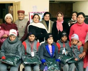 मोहन सिंह मेहता एवं शकुंतला मेहता ने 16 बच्चों को गरम स्वेटर किये वितरित 