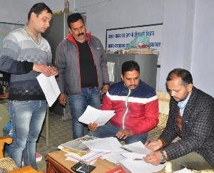  एसडीएम शशिपाल शर्मा ने किया पोलिंग स्टेशनों का औचक निरीक्षण