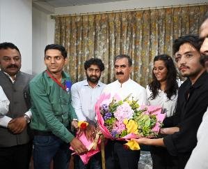 Students evacuated from Manipur expressed gratitude by meeting the Chief Minister