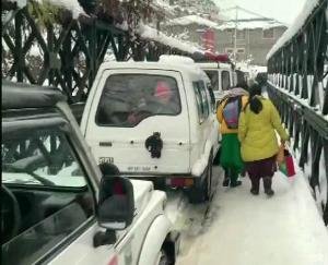 बर्फ़बारी से बंद पड़े मार्गो को शीघ्र बहाल करे प्रशासन : कश्यप