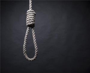 व्यक्ति ने लगाया फंदा हुई मौत