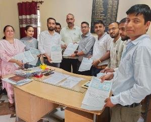 Jwalamukhi: Employees of Tehsil Office Khundia applied to open GPF accounts